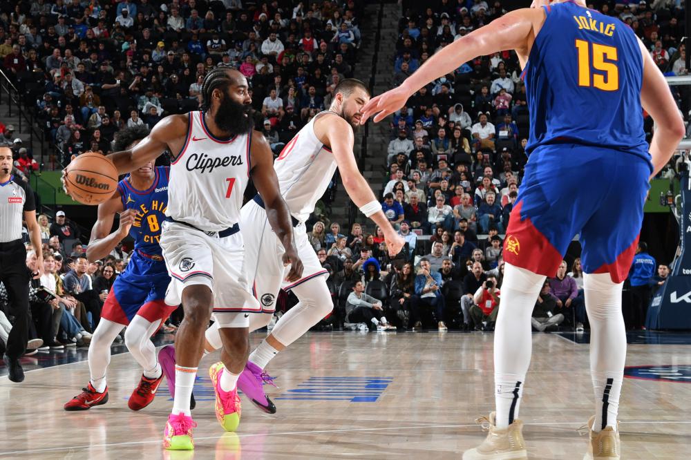 东女篮踏上 东女篮踏上